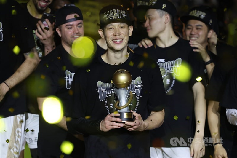 Basketball player Jeremy Lin (center). CNA photo June 29, 2025