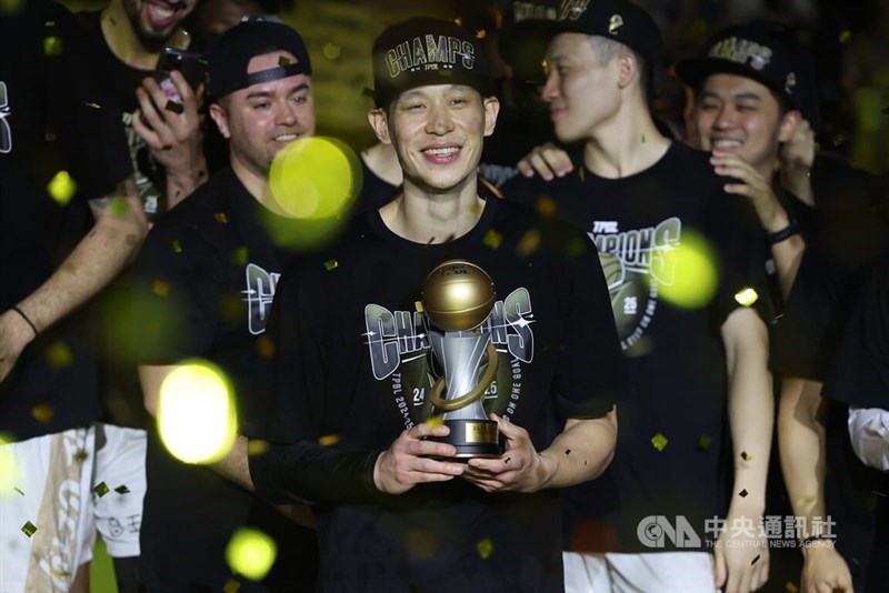 Jeremy Lin (center) celebrates the TPBL championship win with a FMVP trophy on Sunday. CNA photo June 29, 2025