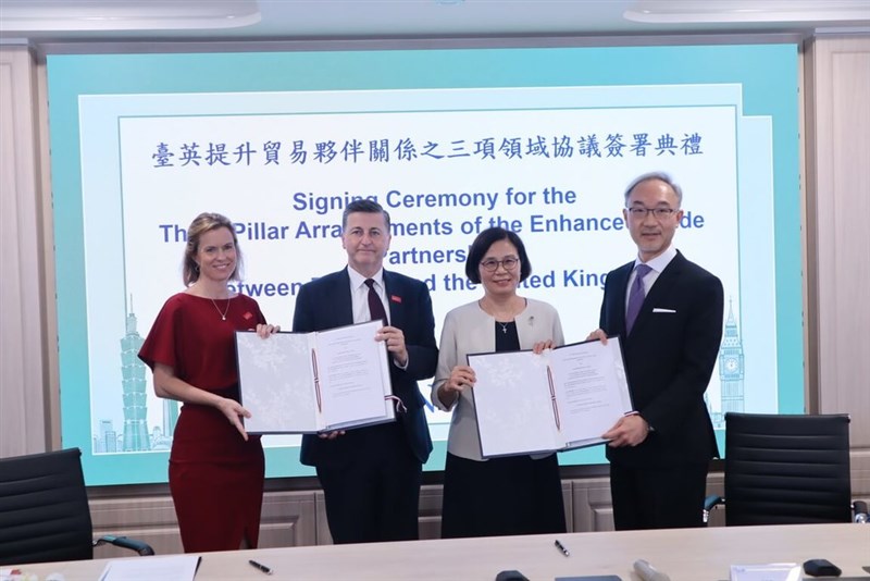 The United Kingdom’s new top representative to Taiwan, Ruth Bradley-Jones (left), U.K. Trade Minister Douglas Alexander (second from left), Taiwan’s top trade negotiator Yang Jen-ni (second from right), and Taiwan’s representative to the U.K., Vincent Yao (right), pose for a photo with the signed agreements on Monday. Photo courtesy of the British Office Taipei