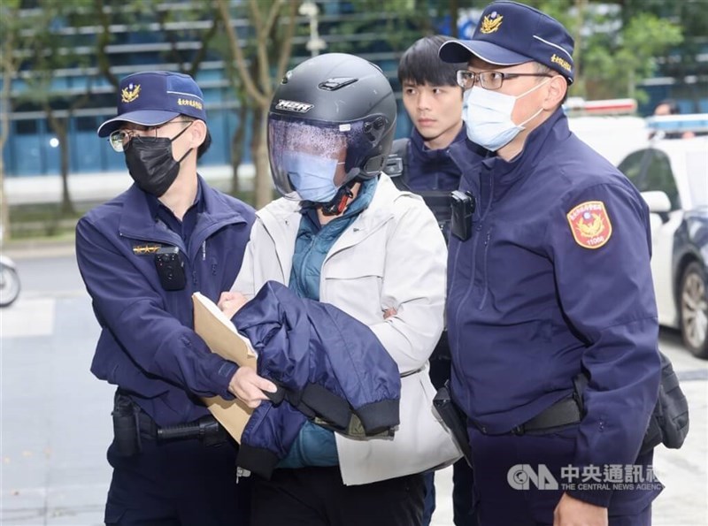 Tseng Chih-hsin (wearing a helmet) is seen being arrested by police in connection with a murder case earlier this year. CNA file photo.