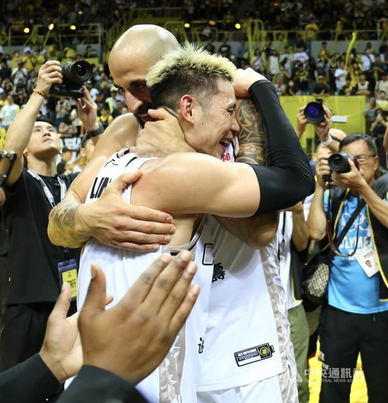 Jeremy Lin (left) gives a teammate a huge hug after the championship win on Sunday. CNA photo June 29, 2025.