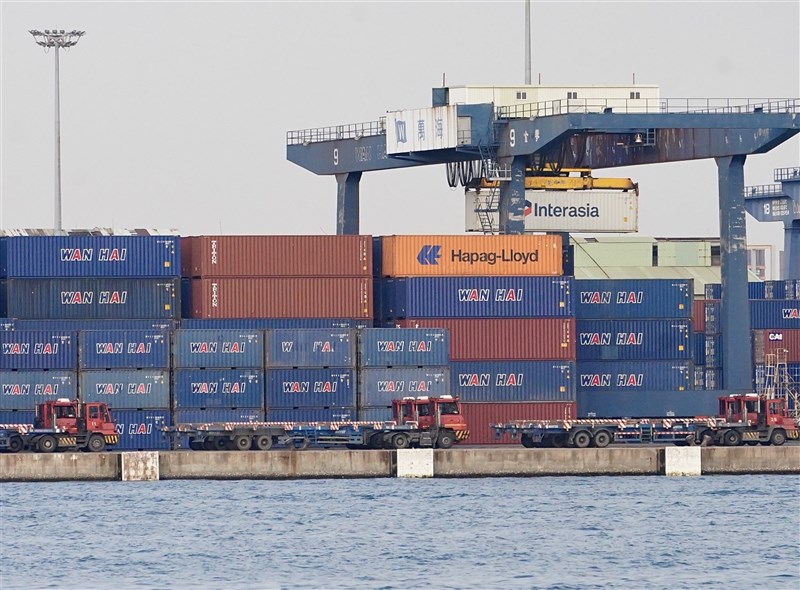 Stacked containers at the Kaohsiung Port. CNA file photo
