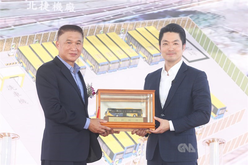 Danan Bus Co. Chairman Ho Cheng (left) and Taipei Mayor Chiang Wan-an. CNA photo July 2, 2025