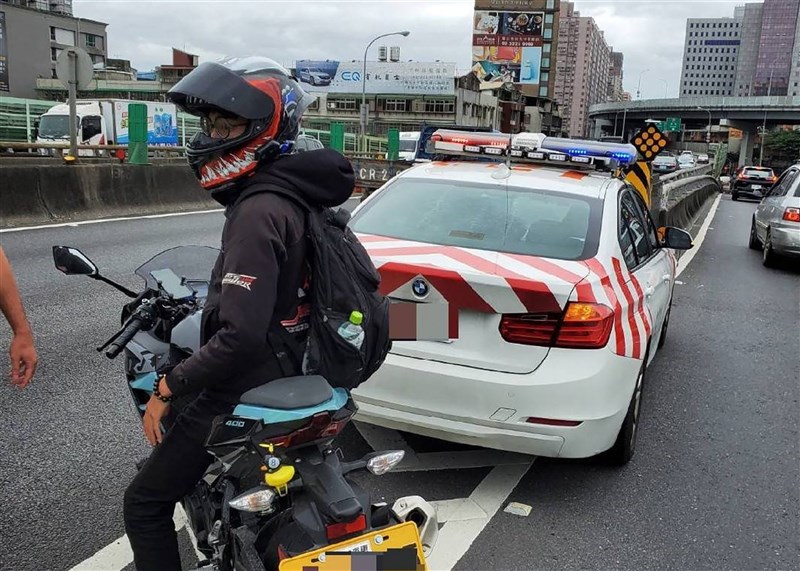 A motorcyclist is stopped by the police on a section of National Freeway No. 3 in New Taipei on Oct. 6, 2020. File photo courtesy of local authorities