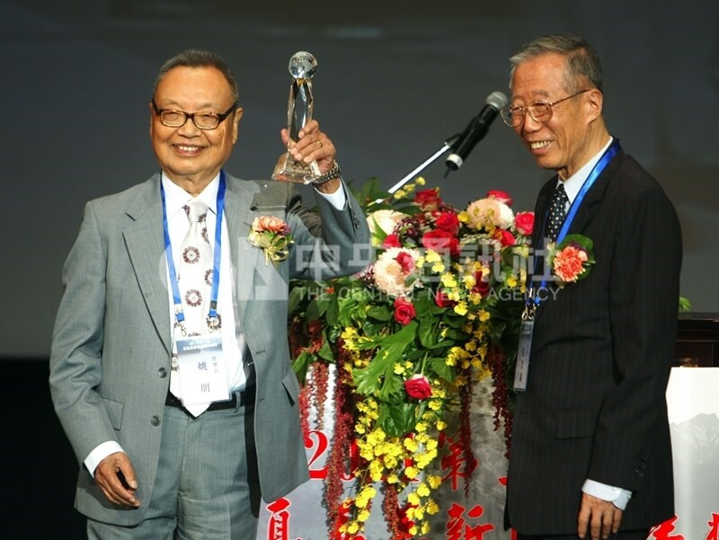 Taiwanese writer Peng Ko (left), whose real name is Yao Peng, passes away at the age of 100 on June 30. CNA file photo