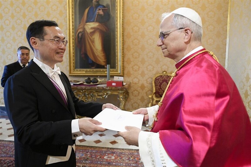 Anthony Ho (left) presents his Letter of Credence to Pope Leo XIV on Thursday. Photo courtesy of the ROC Embassy in the Holy See