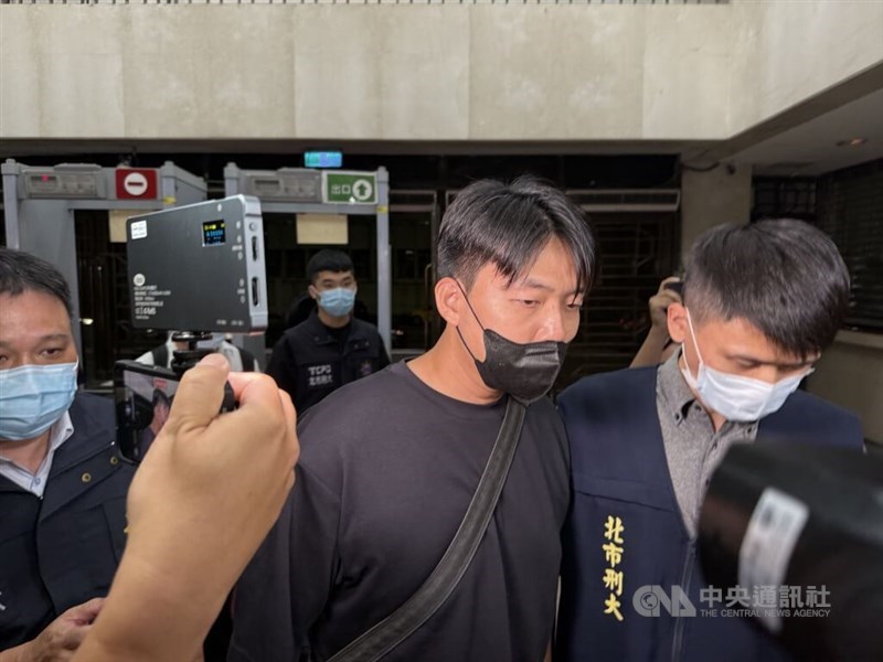 Taipei police on Thursday took in for questioning the manager of the Facebook page “Meme Taiwanese Democracy,” an IT engineer surnamed Tai (center). CNA photo July 3, 2025