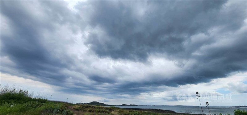 On the eve of the typhoon, thick clouds loom over the skies of Penghu July5. CNA photo July 5, 2025