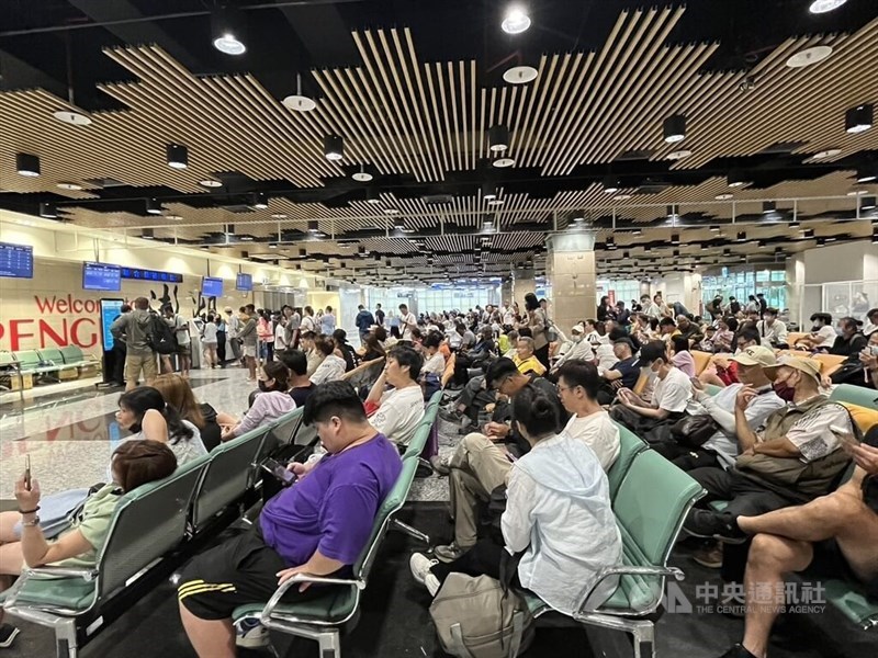 Travelers wait at Penghu Airport on July 5 for standby flights, as some flights on July 6 were canceled or rescheduled due to the approaching typhoon Danas. CNA photo July 5, 2025