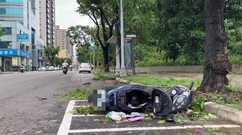 A scooter lies flat on the ground with its seat in Kaohsiung on Monday. CNA photo July 7, 2025