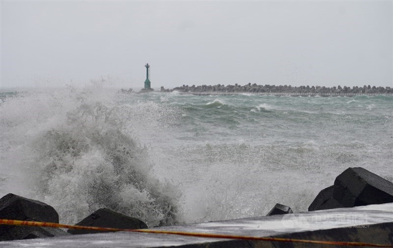 High waves near Kaohsiung.