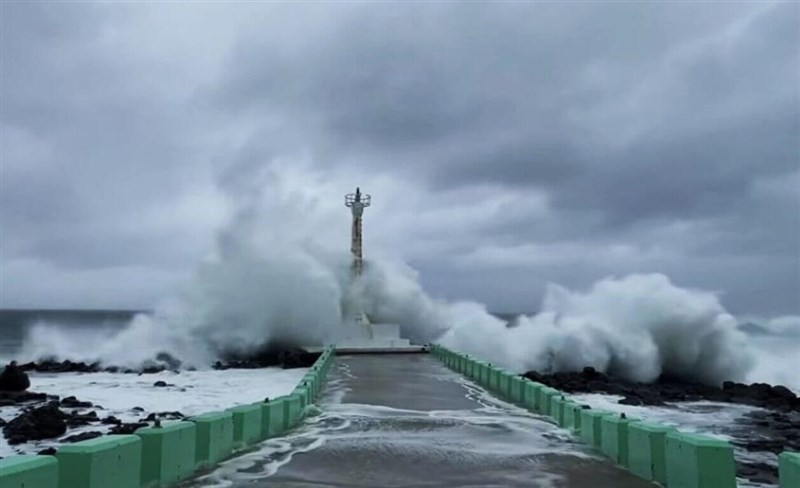 High waves are observed near the Penghu Islands.(Photo courtesy of Penghu County Cimei Township Hall)