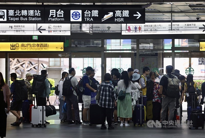Passengers wait in line to enter the train platform at Taipei Main Station on Monday. CNA photo July 7, 2025