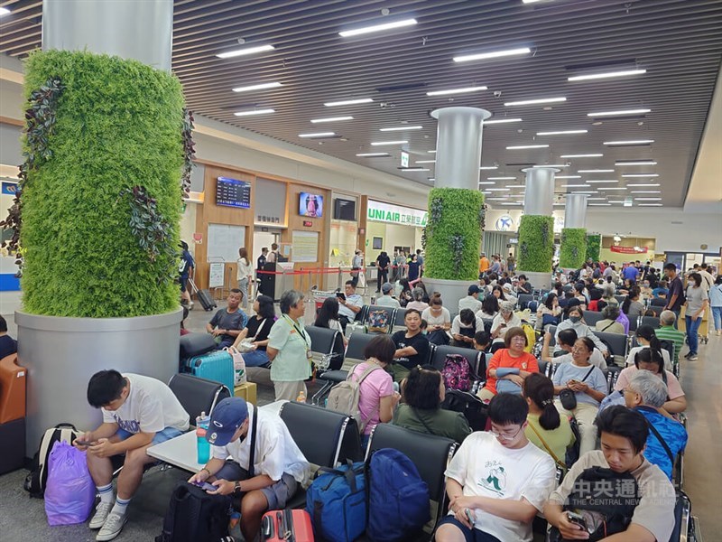 Hundreds of travelers wait for planes flying back to Taiwan's main island at Nangan Airport on Tuesday. CNA photo July 8, 2025
