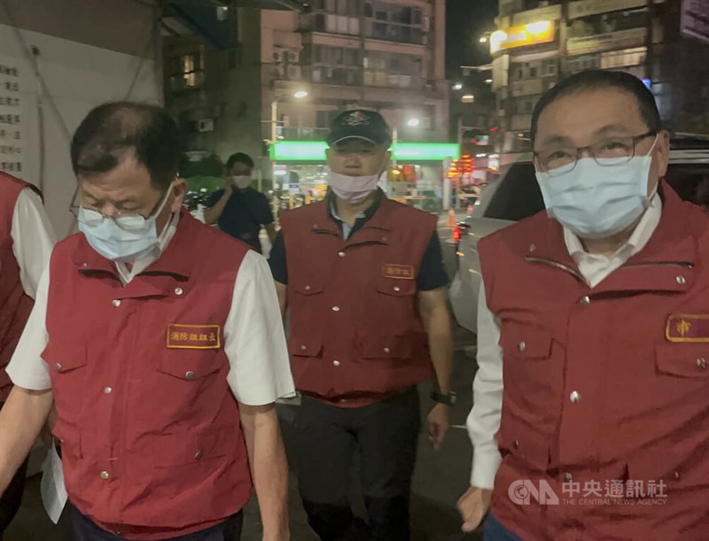 New Taipei Mayor Hou Yu-ih (right) visits Taipei Tzu Chi Hospital on Tuesday evening after learning of the accident. CNA photo July 8, 2025