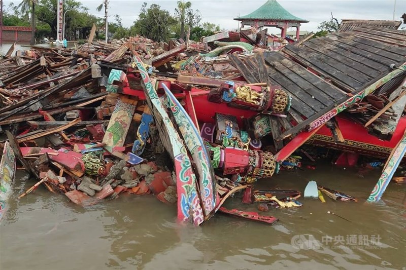 The archway of the Nankunshen Daitian Temple in Tainan collapsed under the wind and rain brought by Typhoon Danas. As Monday morning, flooding remained in front of the temple, with parts of the archway structure still submerged in water. CNA photo July 7, 2025