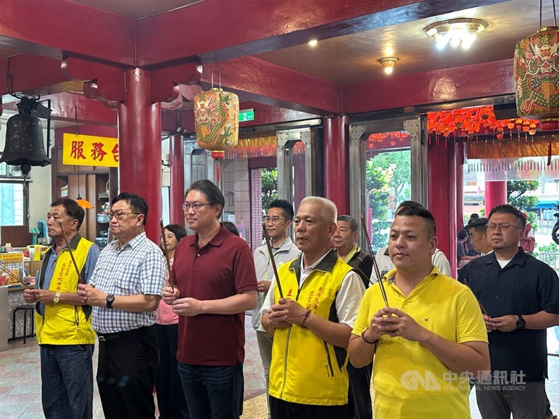 DPP Secretary-General Lin Yu-chang (front center) visits Hualien on Thursday. CNA photo July 10, 2025
