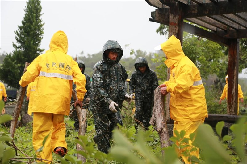 Reservists and soldiers help with post-typhoon cleanup work in the rain in Chiayi Thursday. Photo courtesy of the Armed Forces Reserve Command July 10, 2025