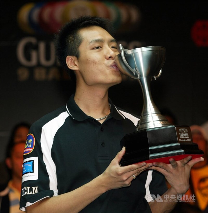 Taiwanese billiards star Chang Jung-lin kisses the trophy he claimed at the Kuala Lumpur stop of the 2007 Asian 9-Ball Tour. CNA file photo