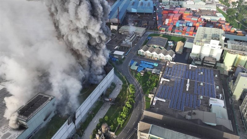 A huge plume of smoke rises from a lithium-ion battery cell plant in Kaohsiung early Monday morning after a fire. Photo courtesy of the Kaohsiung Fire Bureau