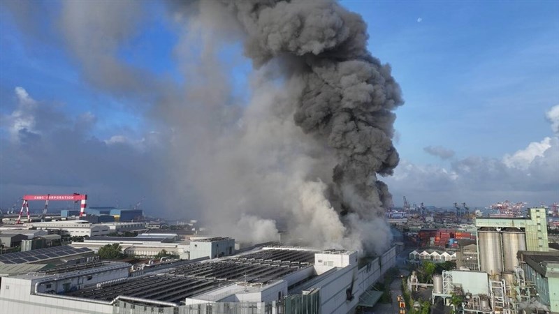 Smoke rising from a lithium-ion battery cell plant in Kaohsiung blankets Monday’s blue sky. Photo courtesy of the Kaohsiung Fire Bureau