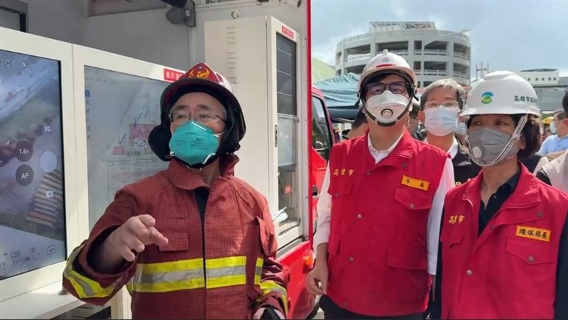 Kaohsiung Mayor Chen Chi-mai (center) arrives to inspect the scene of the fire. Photo courtesy of the Kaohsiung City government