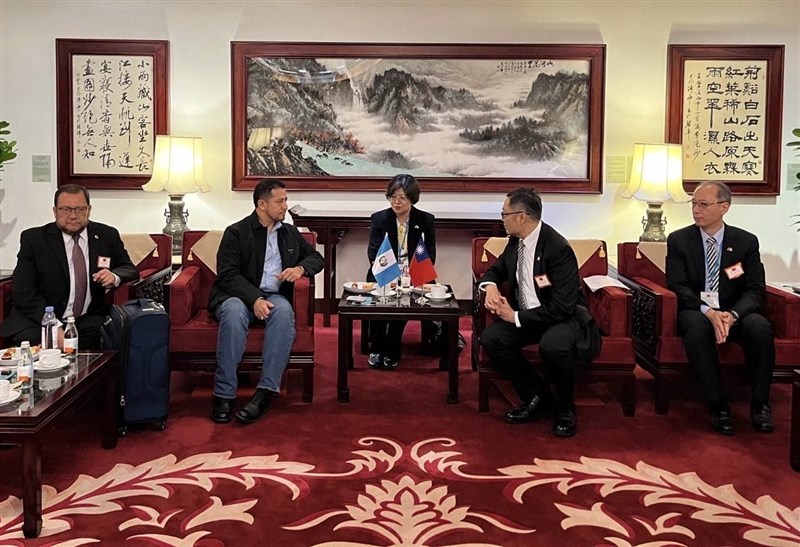 Deputy Foreign Minister Chen Ming-chi (second from right) greets Nery Abilio Ramos y Ramos, the president of Guatemala's Congress. Photo courtesy of MOFA July 15, 2025.