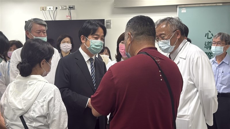 President Lai Ching-te (in suit) visits the family of Lee Yuan-han, a Taipower employee who was electrocuted while repairing power poles in Chiayi County following Typhoon Danas, at a hospital in Tainan on Wednesday. CNA photo July 16, 2025
