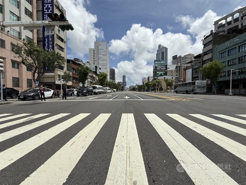 The streets in Kaohsiung are empty after the air-raid siren rings, signaling the start of urban resilience drills in the southern port city. CNA photo July 16, 2025