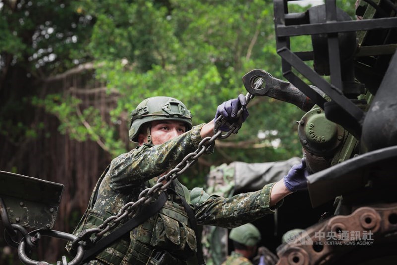 The personnel from the Longtan Combined Maintenance Depot tries to fix the CM11 tank in Taoyuan on Wednesday. CNA photo July 16, 2025