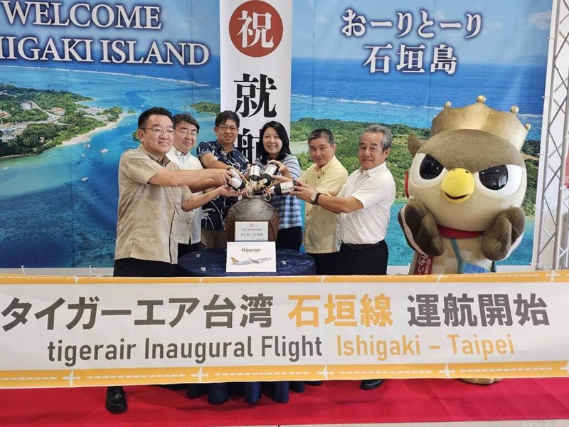 Tigerair Taiwan Chairwoman Huang Shih-hui (third right) at New Ishigaki Airport on Thursday. CNA photo July 17, 2025