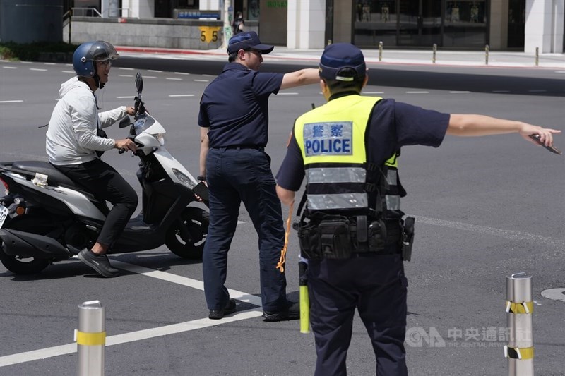 Two police officers direct traffic during an air raid drill in Taipei on Thursday. CNA photo July 17, 2025
