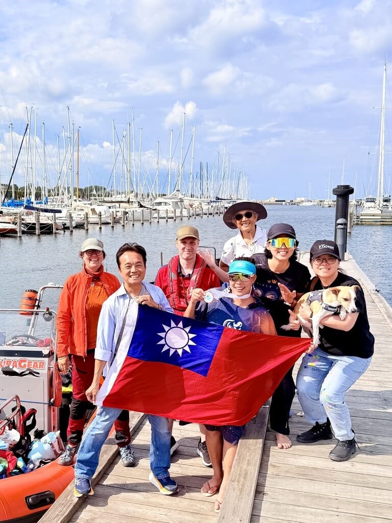 Taiwanese swimmer Hsu Wen-erh (front right) celebrates after swimming across the Øresund Strait at Bellevue Beach in Denmark on Tuesday. Photo courtesy of Hsu Wen-erh July 17, 2025