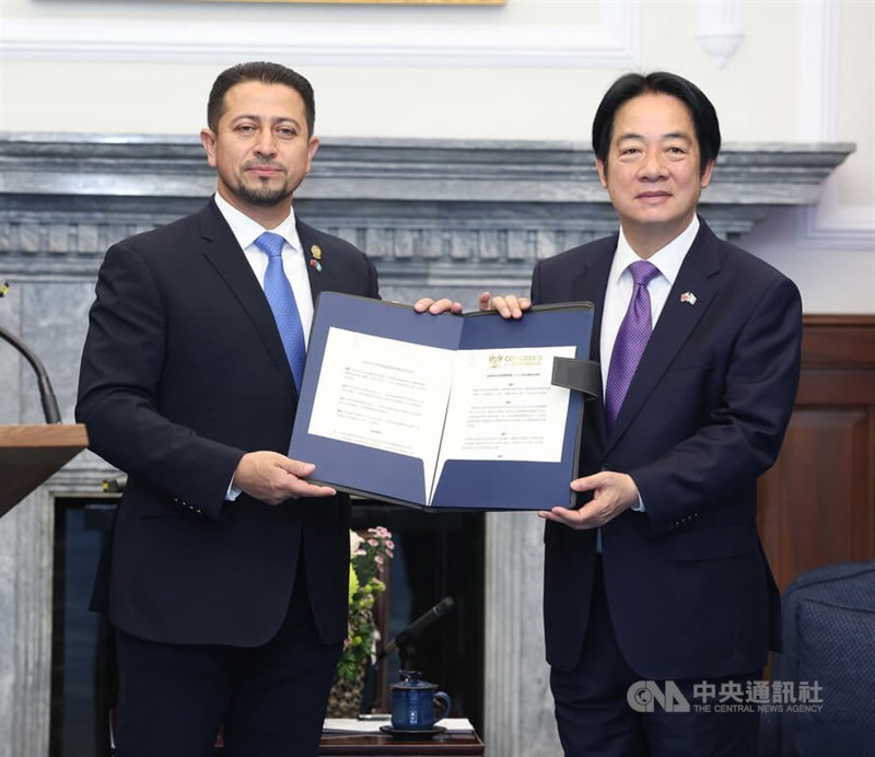 Guatemalan Congress President Nery Ramos (left) hands two congressional resolutions to President Lai Ching-te in Taipei on Thursday. CNA photo July 17, 2025
