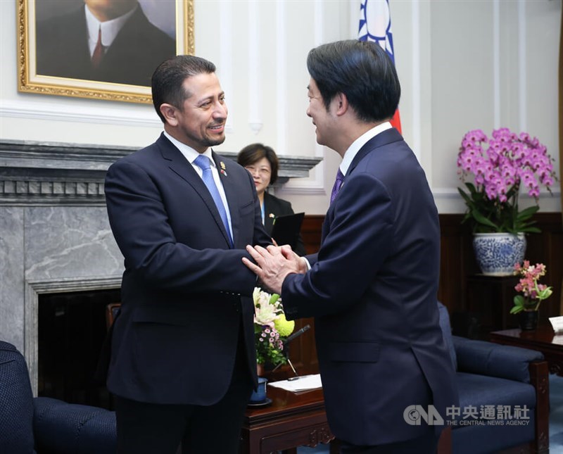 President Lai Ching-te (right) shakes hands with Guatemalan Congress President Nery Ramos in Taipei on Thursday. CNA photo July 17, 2025