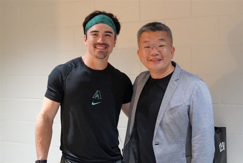 Two-time MLB All-Star Corbin Carroll (left) poses for a photo with Tsai Chi-chang, commissioner of Taiwan’s Chinese Professional Baseball League, in San Diego in the undated photo. Photo courtesy of the Chinese Professional Baseball League