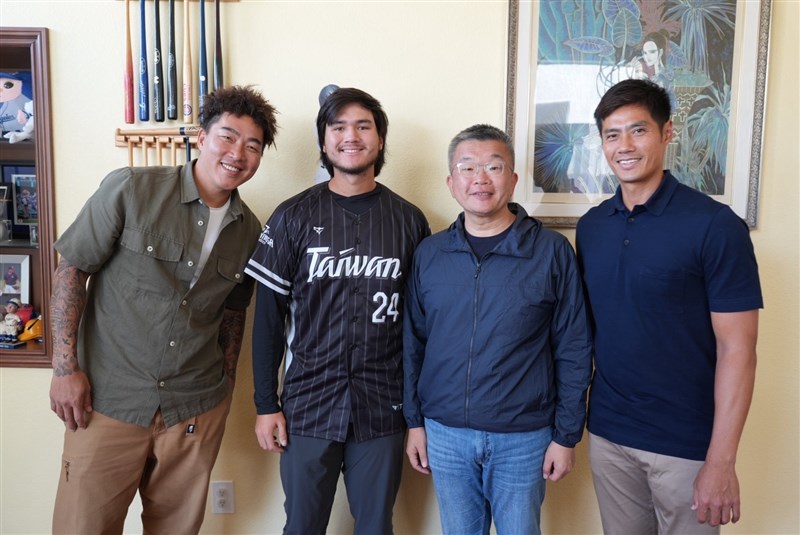 From left, former MLB pitcher Kuo Hung-chih, Chicago Cubs prospect Jonathon Long, CPBL Commissioner Tsai Chi-chang, former MLB pitcher Chen Wei-yin. Photo courtesy of the Chinese Professional Baseball League