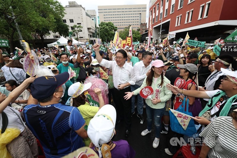 Democratic Progressive Party (DPP) Secretary-General Lin Yu-chang (center) attends a rally on Saturday supporting the campaign to recall Kuomintang lawmakers. CNA photo July 18, 2025