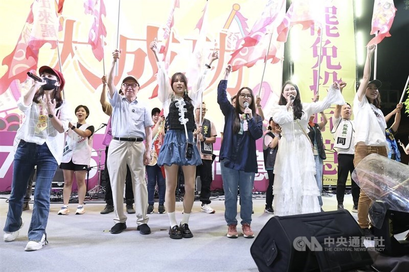 United Microelectronics Corp. (UMC) founder Robert Tsao (second from left) urges the public to vote in support of recalling KMT lawmakers. CNA photo July 19, 2025