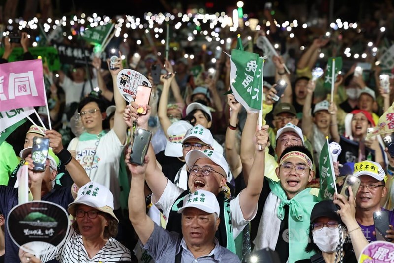 Civil groups seeking to recall KMT lawmakers hold a rally outside the Legislative Yuan on Saturday to urge people to vote. CNA photo July 19, 2025