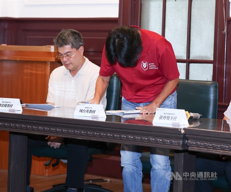 Chou Tai-ying (right), the former coach of the National Taiwan Normal University women's soccer team, bows and apologizes in Taipei on Saturday. CNA photo July 19, 2025