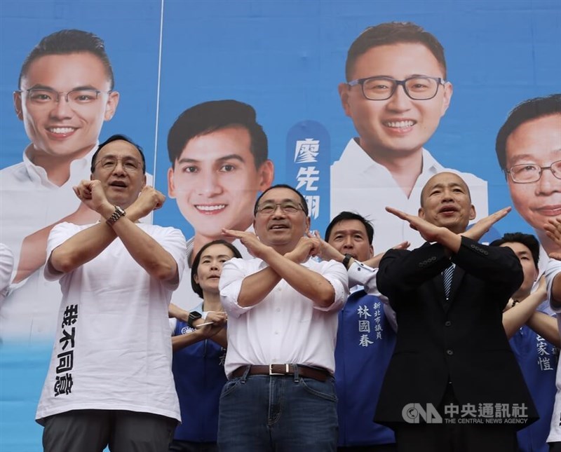 KMT Chairman Eric Chu (left), New Taipei Mayor Hou Yu-ih (second left), and Legislative Speaker Han Kuo-yu (right) hold a rally in protest of next week's recall election in Banqiao, New Taipei, on Saturday. CNA photo July 19, 2025