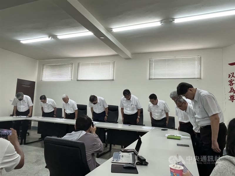 Shin-Shin Bus Chairman Fan Ta-wei (4th from left) and company officials bow on Sunday to apologize for the bus incident that occurred Saturday in Taipei. CNA photo July 20, 2025