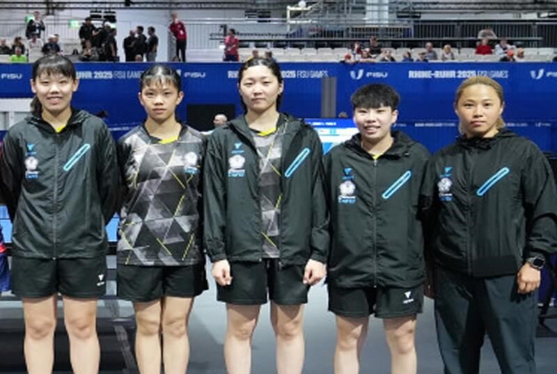 Taiwan's Huang Yu-Chieh (黃愉偼), Cheng Pu-syuan (鄭樸璿), Chien Tung-chuan (簡彤娟), Tsai Yun-en (蔡昀恩) and their coach Lin Chia-hui (林佳慧). Photo courtesy of Chinese Taipei University Sports Federation