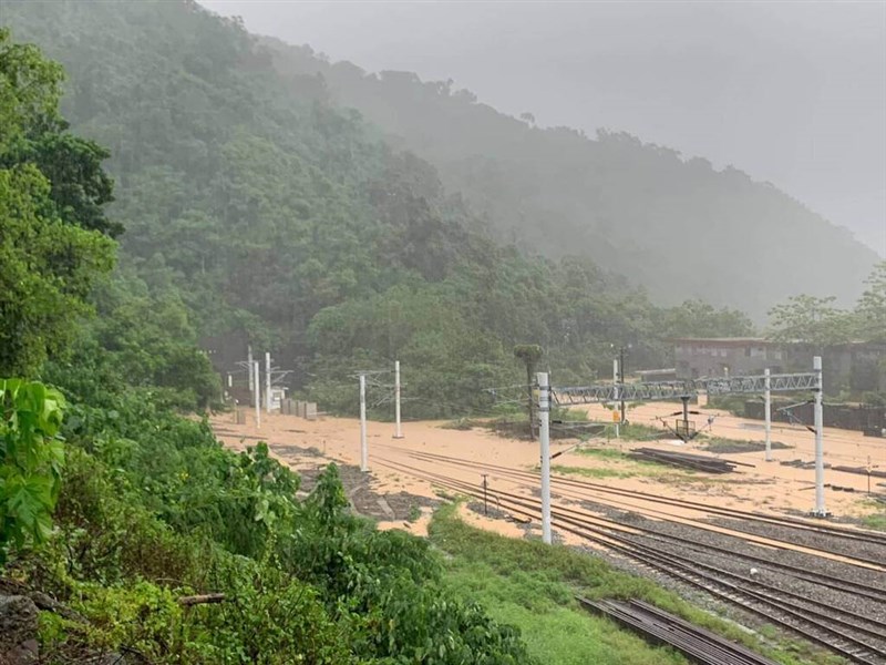 Mud covers part of the tracks at Taiwan Railways' Dawu Station in Taitung County following heavy rain on Monday. Photo courtesy of a reader July 21, 2025