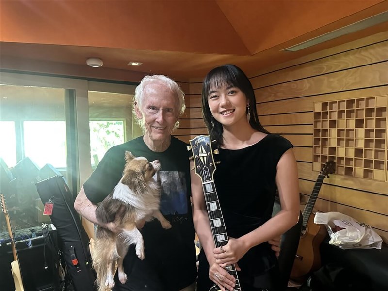 Ponpon Chen meets Robby Krieger, the lead guitarist of legendary American rock band The Doors, for a soon-to-be-released collaboration. Photo courtesy of Ponpon Chen