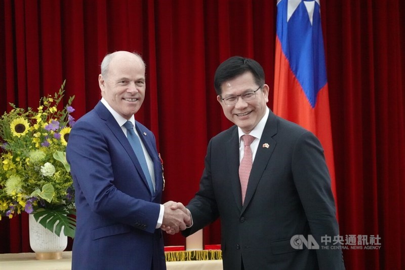 Jim Nickel (left), Canada's representative to Taipei, and Foreign Minister Lin Chia-lung shake hands during Monday's ceremony in Taipei. CNA photo July 21, 2025