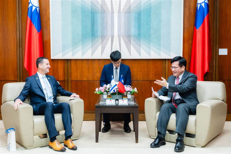 Foreign Minister Lin Chia-lung (right) greets Israeli lawmaker Ohad Tal. CNA file photo