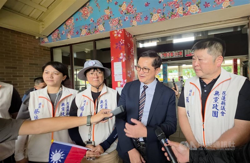 Pegatron Chairman Tung Tzu-hsien (second right) shows up in a motorcade with Hualien County Council Speaker Chang Chun (right) in Hualien on Tuesday. CNA photo July 22, 2025