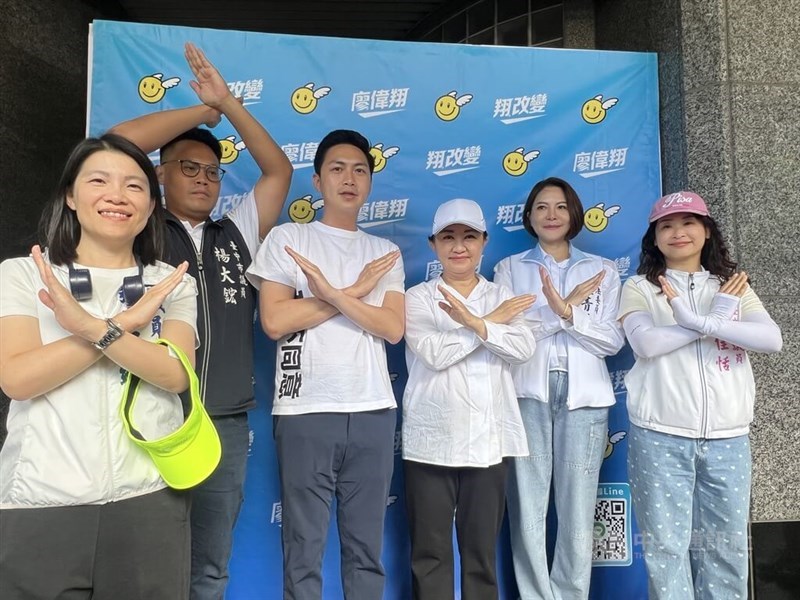 Mayor Lu Shiow-yen (third from right) urges voters to reject recall efforts targeting KMT lawmakers. CNA photo July 24, 2025